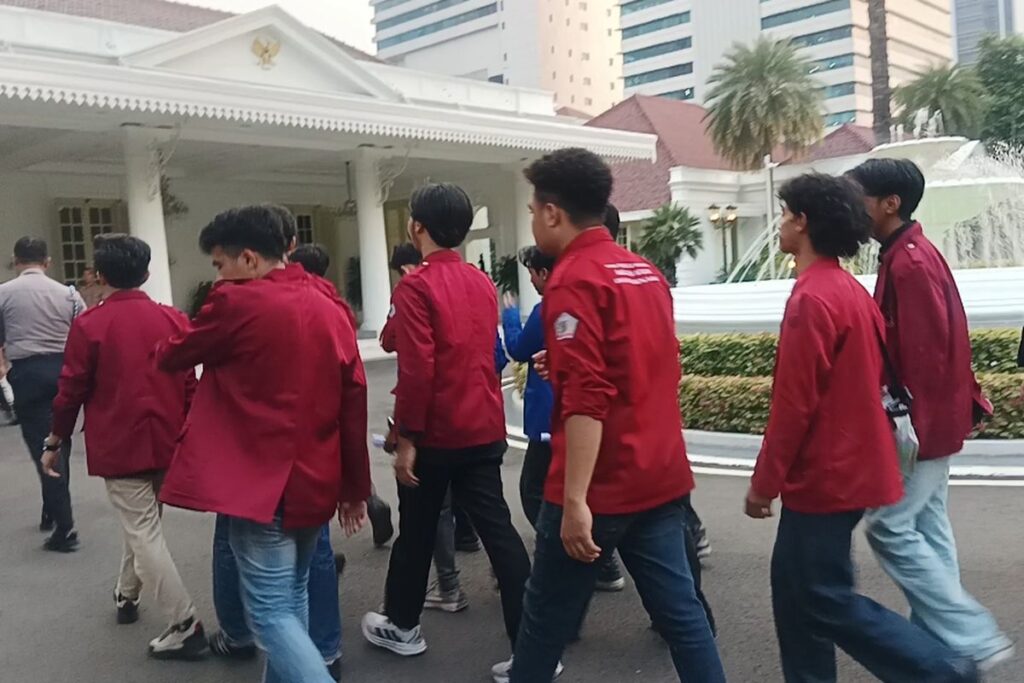 15 orang perwakilan Universitas Bung Karno, Universitas Terbuka dan Universitas MH Thamrin berjalan menuju Istana Wakil Presiden RI di Jalan Medan Merdeka Selatan untuk bertemu dengan Wakil Presiden Gibran Rakabuming Raka pada Senin (15/6/2026). Mahasiswa tersebut sebelumnya melakukan unjuk rasa di Jalan Medan Merdeka Selatan pada Senin.(Kompas.com/Dian Erika )