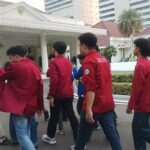 15 orang perwakilan Universitas Bung Karno, Universitas Terbuka dan Universitas MH Thamrin berjalan menuju Istana Wakil Presiden RI di Jalan Medan Merdeka Selatan untuk bertemu dengan Wakil Presiden Gibran Rakabuming Raka pada Senin (15/6/2026). Mahasiswa tersebut sebelumnya melakukan unjuk rasa di Jalan Medan Merdeka Selatan pada Senin.(Kompas.com/Dian Erika )