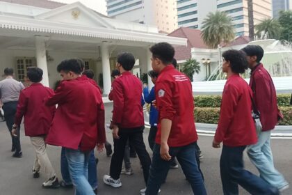 15 orang perwakilan Universitas Bung Karno, Universitas Terbuka dan Universitas MH Thamrin berjalan menuju Istana Wakil Presiden RI di Jalan Medan Merdeka Selatan untuk bertemu dengan Wakil Presiden Gibran Rakabuming Raka pada Senin (15/6/2026). Mahasiswa tersebut sebelumnya melakukan unjuk rasa di Jalan Medan Merdeka Selatan pada Senin.(Kompas.com/Dian Erika )