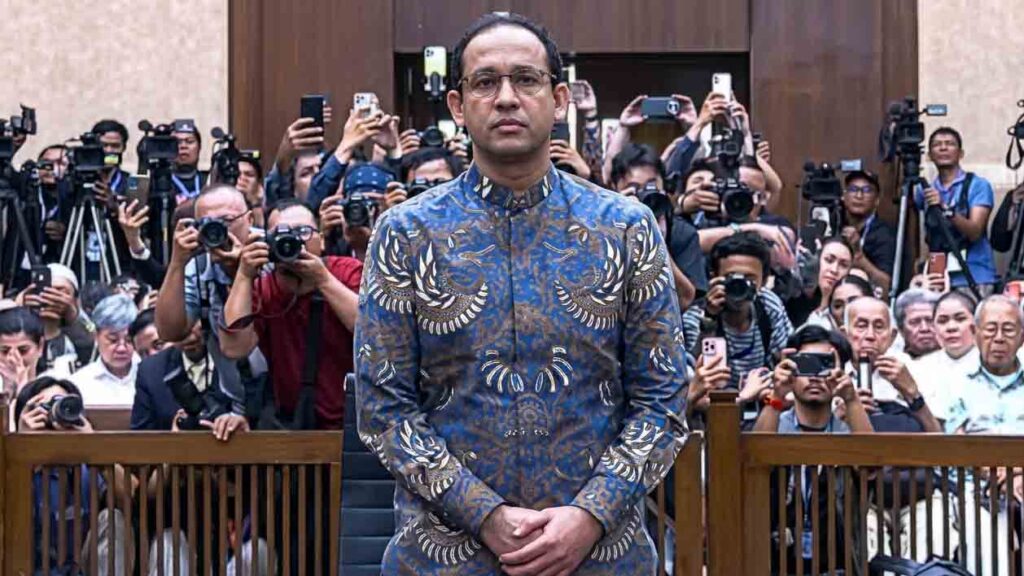 Nadiem Makariem tegak berdiri pada saat Hakim membacakan putusan Pengadilan pada 30 Juni 2026 di Pengadilan Jakarta Pusat