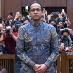 Nadiem Makariem tegak berdiri pada saat Hakim membacakan putusan Pengadilan pada 30 Juni 2026 di Pengadilan Jakarta Pusat