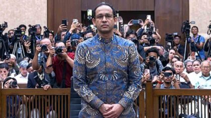 Nadiem Makariem tegak berdiri pada saat Hakim membacakan putusan Pengadilan pada 30 Juni 2026 di Pengadilan Jakarta Pusat