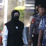 Bupati Sukoharjo Etik Suryani (kiri) dikawal petugas saat tiba untuk menjalani pemeriksaan di Gedung Merah Putih KPK, Jakarta, Jumat (10/7/2026). Etik Suryani ditangkap bersama empat orang lainnya dalam operasi tangkap tangan (OTT) KPK terkait dugaan pemerasan terhadap para perangkat daerah di Kabupaten Sukoharjo. ANTARA FOTO/Reno Esnir/IES/nz(Reno Esnir)