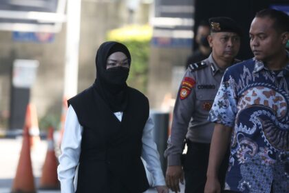 Bupati Sukoharjo Etik Suryani (kiri) dikawal petugas saat tiba untuk menjalani pemeriksaan di Gedung Merah Putih KPK, Jakarta, Jumat (10/7/2026). Etik Suryani ditangkap bersama empat orang lainnya dalam operasi tangkap tangan (OTT) KPK terkait dugaan pemerasan terhadap para perangkat daerah di Kabupaten Sukoharjo. ANTARA FOTO/Reno Esnir/IES/nz(Reno Esnir)