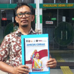 Shodik Purnomo memperlihatkan Amicus Curiae untuk perkara Gubernur Non Aktif Abdul Wahid saat sebelum penyerahan ke Pengadilan Pekanbaru, 29/06/26