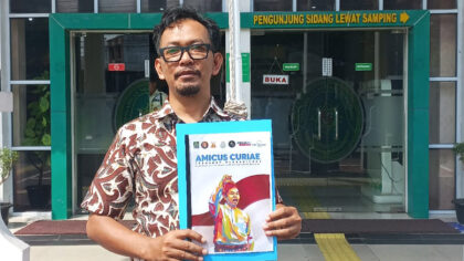 Shodik Purnomo memperlihatkan Amicus Curiae untuk perkara Gubernur Non Aktif Abdul Wahid saat sebelum penyerahan ke Pengadilan Pekanbaru, 29/06/26
