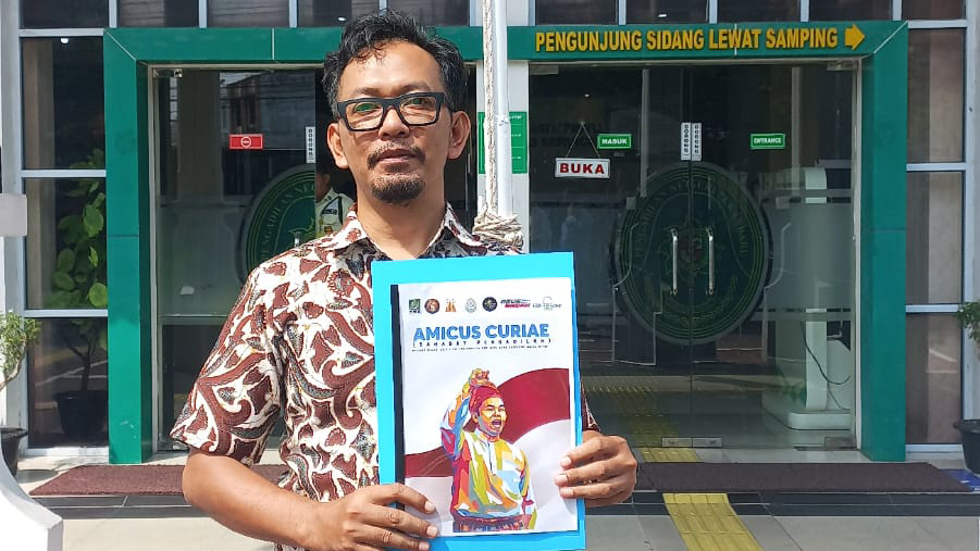 Shodik Purnomo memperlihatkan Amicus Curiae untuk perkara Gubernur Non Aktif Abdul Wahid saat sebelum penyerahan ke Pengadilan Pekanbaru, 29/06/26