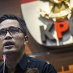 Juru Bicara KPK Febri Diansyah memberikan keterangan pers terkait pengembangan perkara kasus tindak pidana korupsi pengadaan ruang terbuka hijau (RTH) Pemerintah Kota Bandung di Gedung KPK, Jakarta, Kamis (21/11/2019). KPK telah menerima hasil audit dari Badan Pemeriksa Keuangan (BPK) dalam rangka perhitungan dugaan kerugian keuangan negara terkait kasus tersebut sebesar Rp69 miliar dari realisasi anggaran sekitar Rp115 miliar. ANTARA FOTO/Aprillio Akbar/nz(ANTARA FOTO/Aprillio Akbar)