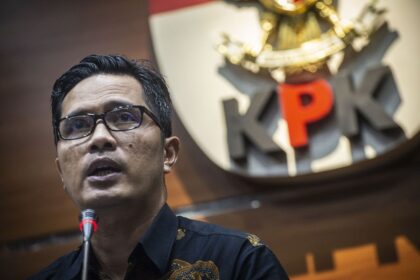 Juru Bicara KPK Febri Diansyah memberikan keterangan pers terkait pengembangan perkara kasus tindak pidana korupsi pengadaan ruang terbuka hijau (RTH) Pemerintah Kota Bandung di Gedung KPK, Jakarta, Kamis (21/11/2019). KPK telah menerima hasil audit dari Badan Pemeriksa Keuangan (BPK) dalam rangka perhitungan dugaan kerugian keuangan negara terkait kasus tersebut sebesar Rp69 miliar dari realisasi anggaran sekitar Rp115 miliar. ANTARA FOTO/Aprillio Akbar/nz(ANTARA FOTO/Aprillio Akbar)