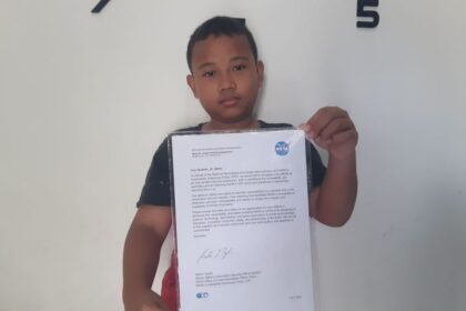 Ibrahim Al Abrar, seorang bocah berusia 12 tahun asal Desa Genengsari, Kecamatan Kemusu, Kabupaten Boyolali, Jawa Tengah, terima pengharahaan resmi NASA, Minggu (18/7/2026).(KOMPAS.com/Labib Zamani)