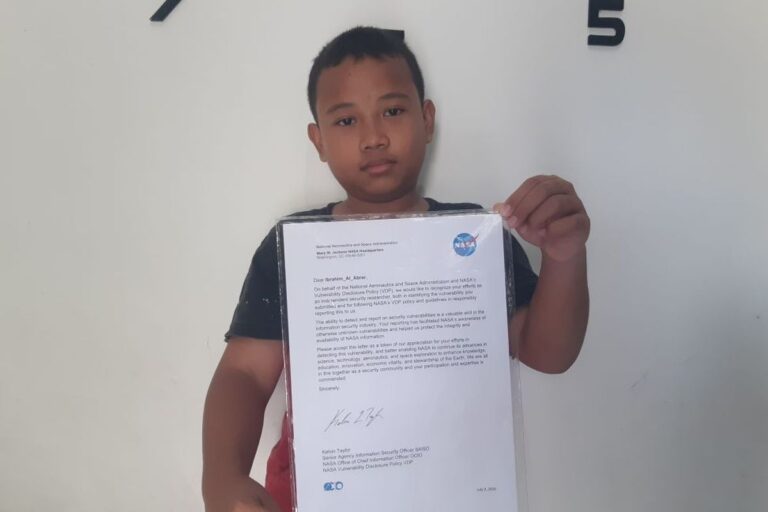 Ibrahim Al Abrar, seorang bocah berusia 12 tahun asal Desa Genengsari, Kecamatan Kemusu, Kabupaten Boyolali, Jawa Tengah, terima pengharahaan resmi NASA, Minggu (18/7/2026).(KOMPAS.com/Labib Zamani)