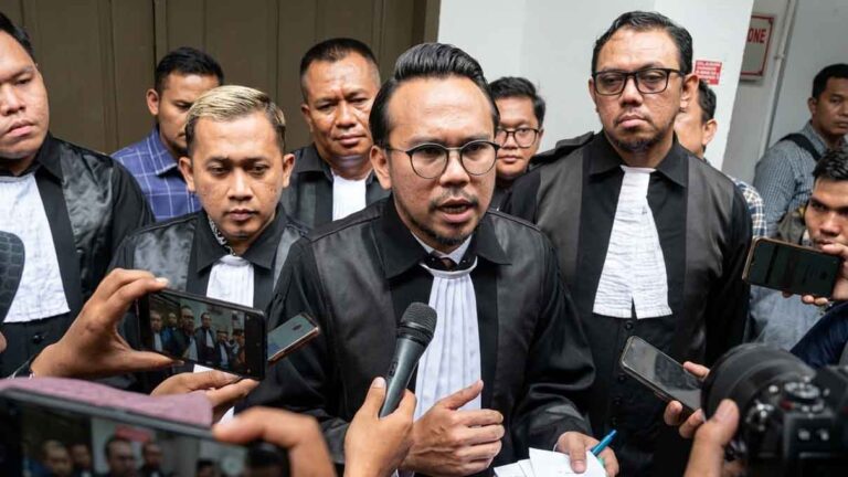 Kemal Shahab saat memberikan keterangan Pers kepda awak media pada sidang tututan Abdul Wahid di Pengadilan Pekanbaru