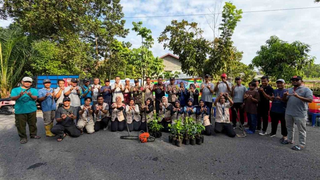 Mahasiswa FISIP UNRI Gotong Royong dan Tanam 600 Bibit Pohon di Kulim Dukung Green Policing. Foto/ Abdul Arsyat
