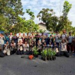 Mahasiswa FISIP UNRI Gotong Royong dan Tanam 600 Bibit Pohon di Kulim Dukung Green Policing. Foto/ Abdul Arsyat