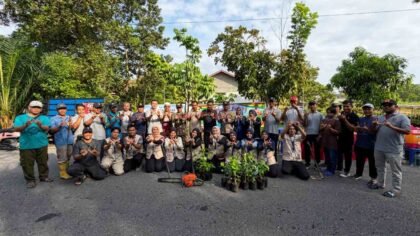 Mahasiswa FISIP UNRI Gotong Royong dan Tanam 600 Bibit Pohon di Kulim Dukung Green Policing. Foto/ Abdul Arsyat