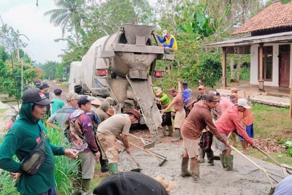 Masyarakat Dusun 15 Desa Bandar Agung, Kecamatan Sribawono, Lampung Timur patungan Rp. 100.000,- untuk ngecor jalan agar layak dilalui.(Veri Novianto )
