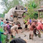 Masyarakat Dusun 15 Desa Bandar Agung, Kecamatan Sribawono, Lampung Timur patungan Rp. 100.000,- untuk ngecor jalan agar layak dilalui.(Veri Novianto )