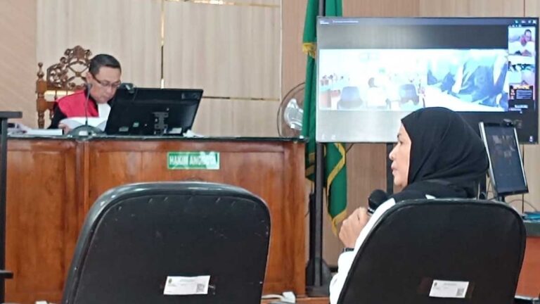 Netty Herawati istri terdakwa Dani M Nursalam menjadi saksi di Persidangan