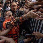 Bupati Pati Non Aktif Sudewo menyalami massa pendukung setelah selesai menjalani persidangan di Pengadilan Tipikor Semarang, Jawa Tengah (15/6/2026). Foto Antara/Aji Setyawan/nym, via LingkarTV.com