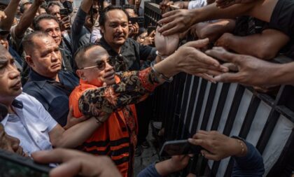 Bupati Pati Non Aktif Sudewo menyalami massa pendukung setelah selesai menjalani persidangan di Pengadilan Tipikor Semarang, Jawa Tengah (15/6/2026). Foto Antara/Aji Setyawan/nym, via LingkarTV.com