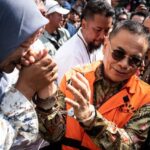 Bupati Pati nonaktif Sudewo (kanan) menyapa pendukungnya usai menjalani sidang pembacaan eksepsi di Pengadilan Tipikor, Semarang, Jawa Tengah, Senin (22/6/2026). ANTARA FOTO/Aprillio Akbar/via Bisnis.com
