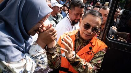 Bupati Pati nonaktif Sudewo (kanan) menyapa pendukungnya usai menjalani sidang pembacaan eksepsi di Pengadilan Tipikor, Semarang, Jawa Tengah, Senin (22/6/2026). ANTARA FOTO/Aprillio Akbar/via Bisnis.com