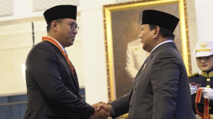 Penyematan Bintang Mahaputera Oleh Presiden Prabowo Subianto kepada Sudaryono.