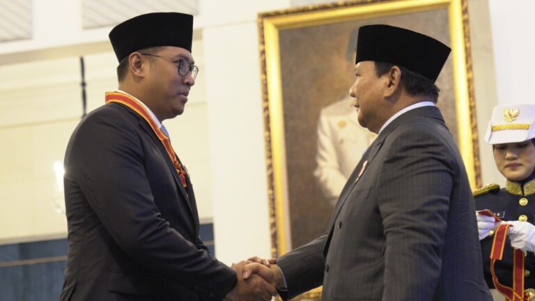 Penyematan Bintang Mahaputera Oleh Presiden Prabowo Subianto kepada Sudaryono.
