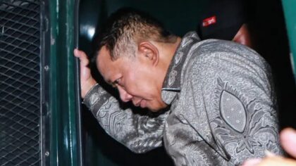 Mantan Jaksa Agung Muda Tindak Pidana Khusus (Jampidsus), Febrie Adriansyah, (kanan) turun dari mobil tahanan setibanya di Rutan Cabang KPK, Gedung KPK, Jakarta, Jumat (24/7/2026). Kejaksaan Agung menitipkan penahanan Febrie Adriansyah di Rutan KPK untuk menghindari konflik kepentingan terkait kasus dugaan Tindak Pidana Pencucian Uang (TPPU). ANTARA FOTO/Asprilla Dwi Adha/sgd