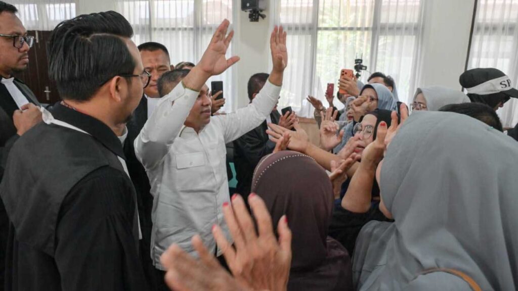 Abdul Wahid menyapa Masyarakat Riau yang hadir di persidangan pada senin, 28 Juli 2026 dan memohon doa putusan Hakim Adil bagi masyarakat Riau. foto: headlinesia.com/amriyadi
