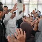 Abdul Wahid menyapa Masyarakat Riau yang hadir di persidangan pada senin, 28 Juli 2026 dan memohon doa putusan Hakim Adil bagi masyarakat Riau. foto: headlinesia.com/amriyadi