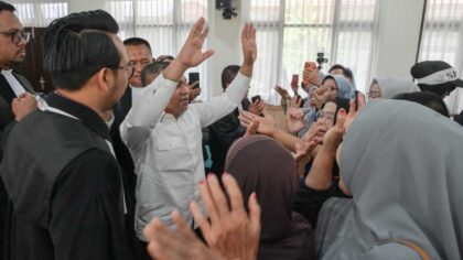 Abdul Wahid menyapa Masyarakat Riau yang hadir di persidangan pada senin, 28 Juli 2026 dan memohon doa putusan Hakim Adil bagi masyarakat Riau. foto: headlinesia.com/amriyadi