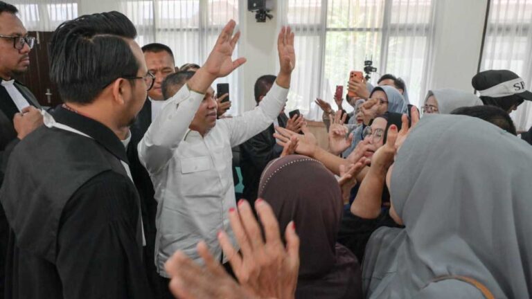 Abdul Wahid menyapa Masyarakat Riau yang hadir di persidangan pada senin, 28 Juli 2026 dan memohon doa putusan Hakim Adil bagi masyarakat Riau. foto: headlinesia.com/amriyadi