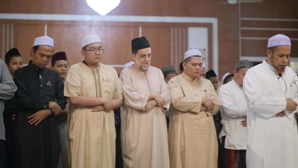 Sholat maghrib bersama di Ponpes Nurul Azhar