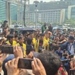 Perwakilan mahasiswa dari Universitas Indonesia tiba di titik aksi Bundaran HI, Jakarta Pusat usai bus rombongannya diadang polisi di kawasan Jalan Gatot Subroto, Jumat (12/6/2026) siang.(KOMPAS.com/Ridho Danu Prasetyo)