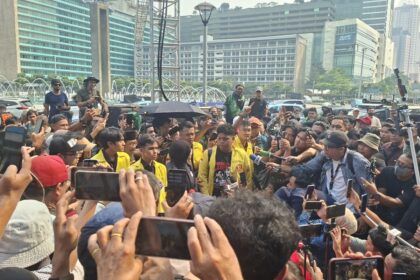 Perwakilan mahasiswa dari Universitas Indonesia tiba di titik aksi Bundaran HI, Jakarta Pusat usai bus rombongannya diadang polisi di kawasan Jalan Gatot Subroto, Jumat (12/6/2026) siang.(KOMPAS.com/Ridho Danu Prasetyo)