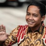 Wakil Menteri Agraria dan Tata Ruang Raja Juli Antoni melambaikan tangan saat tiba di kediaman Presiden terpilih Prabowo Subianto, Kertanegara, Jakarta Selatan, Senin (14/10/2024). Foto: Aprillio Akbar/ANTARA FOTO. via Kumparan