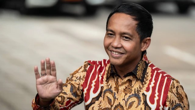 Wakil Menteri Agraria dan Tata Ruang Raja Juli Antoni melambaikan tangan saat tiba di kediaman Presiden terpilih Prabowo Subianto, Kertanegara, Jakarta Selatan, Senin (14/10/2024). Foto: Aprillio Akbar/ANTARA FOTO. via Kumparan