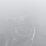 Foto udara kawasan Bundaran Masjid Agung Sultan Mahmud Badaruddin I Jayo Wikramo yang tertutup kabut asap di Kota Palembang, Sumatera Selatan, Minggu (23/8/2026). Berdasarkan citra satelit Himawari-9 yang dipantau BMKG pada Minggu (23/8) pukul 10:00 WIB, terdeteksi terjadi sebaran asap di wilayah Sumatera Selatan, Riau, Jambi, Kalimantan Barat, Kalimantan Tengah, Kalimantan Selata, Maluku, Papua Barat, Papua Tengah dan Papua Selatan akibat kebakaran hutan dan lahan yang terjadi di daerah tersebut, dan menyebabkan jarak pandang di Kota Palembang pada pagi hari kurang dari 50 meter sedangkan kualitas udara masuk dalam kategori Berbahaya pada malam dan pagi hari. (ANTARA FOTO/Nova Wahyudi)