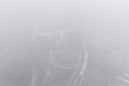 Foto udara kawasan Bundaran Masjid Agung Sultan Mahmud Badaruddin I Jayo Wikramo yang tertutup kabut asap di Kota Palembang, Sumatera Selatan, Minggu (23/8/2026). Berdasarkan citra satelit Himawari-9 yang dipantau BMKG pada Minggu (23/8) pukul 10:00 WIB, terdeteksi terjadi sebaran asap di wilayah Sumatera Selatan, Riau, Jambi, Kalimantan Barat, Kalimantan Tengah, Kalimantan Selata, Maluku, Papua Barat, Papua Tengah dan Papua Selatan akibat kebakaran hutan dan lahan yang terjadi di daerah tersebut, dan menyebabkan jarak pandang di Kota Palembang pada pagi hari kurang dari 50 meter sedangkan kualitas udara masuk dalam kategori Berbahaya pada malam dan pagi hari. (ANTARA FOTO/Nova Wahyudi)