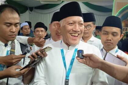 Pengasuh Pondok Pesantren Tebuireng, KH Abdul Hakim Mahfudz atau yang akrab disapa Gus Kikin, saat ditemui di arena Muktamar ke-35 NU di Pondok Pesantren Bahrul Ulum Tambakberas, Jombang, Jawa Timur, Jumat (28/8/2026) petang.(KOMPAS.COM/MOH. SYAFIÍ)