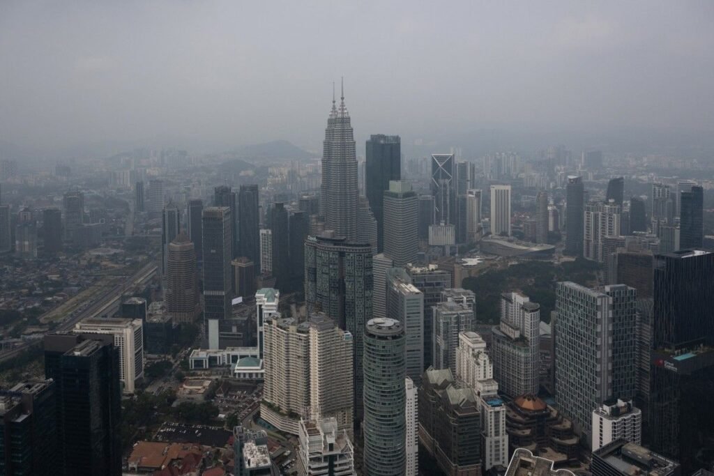 Menara Kembar Petronas diselimuti kabut asap di Kuala Lumpur, Malaysia, pada 11 Agustus 2026. Pihak berwenang di Malaysia mengeluarkan peringatan mengenai tingginya tingkat polusi udara akibat kebakaran hutan di Indonesia.(AFP/MOHD RASFAN)