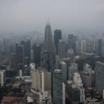 Menara Kembar Petronas diselimuti kabut asap di Kuala Lumpur, Malaysia, pada 11 Agustus 2026. Pihak berwenang di Malaysia mengeluarkan peringatan mengenai tingginya tingkat polusi udara akibat kebakaran hutan di Indonesia.(AFP/MOHD RASFAN)