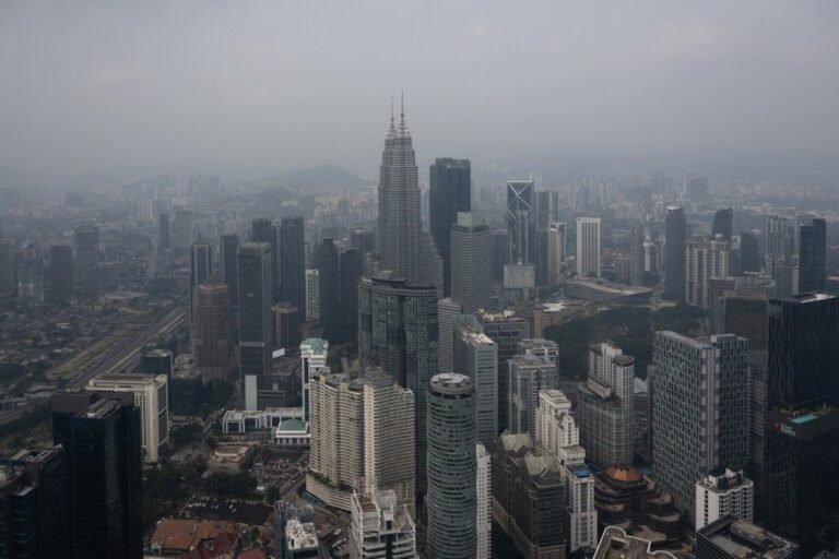 Menara Kembar Petronas diselimuti kabut asap di Kuala Lumpur, Malaysia, pada 11 Agustus 2026. Pihak berwenang di Malaysia mengeluarkan peringatan mengenai tingginya tingkat polusi udara akibat kebakaran hutan di Indonesia.(AFP/MOHD RASFAN)