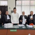 Tim Advokasi Marjani Foto Bersama setelah Persidangan