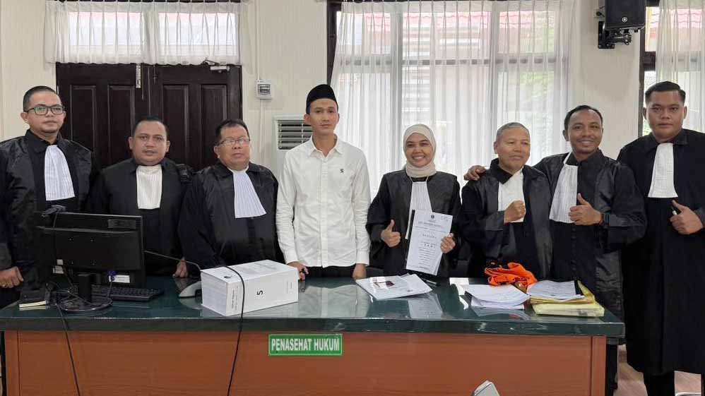 Tim Advokasi Marjani Foto Bersama setelah Persidangan